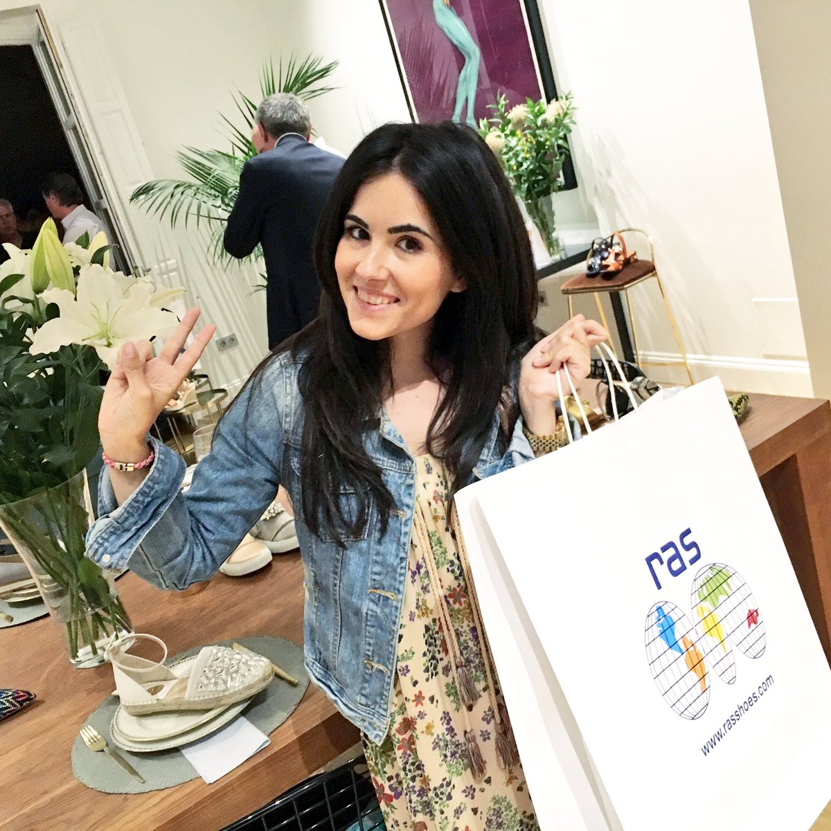 enmivestidor's tweet photo. Fantástica tarde en @RotativaGastro viendo las colecciones de @ras_shoes y @zindashoes 😍 mañana también estarán! 😜 https://t.co/cI0uLsJYqX