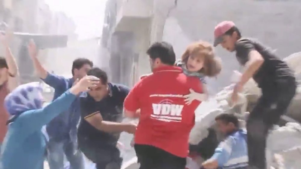 AJENews's tweet photo. Syria: Girl's sobbing leads rescuers to buried children https://t.co/upE3QIghwh https://t.co/T9vjIPbP4H