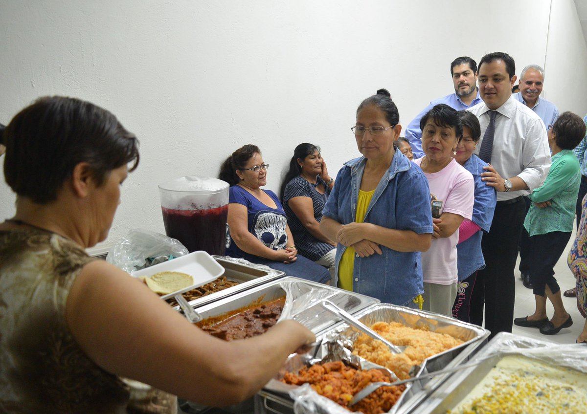 Agradezco a mis compañeros del equipo de intendencia de <a href="/AytoXalapa/">Ayuntamiento de Xalapa</a> por haberme permitido acompañarlos a comer hoy.