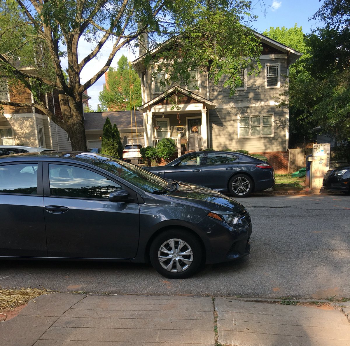 swanlikes's tweet photo. Dang @foxbrosbarbq your customers don't want me to leave my driveway. ๐ณ #stuckinmyhouse https://t.co/197D7zGRk5