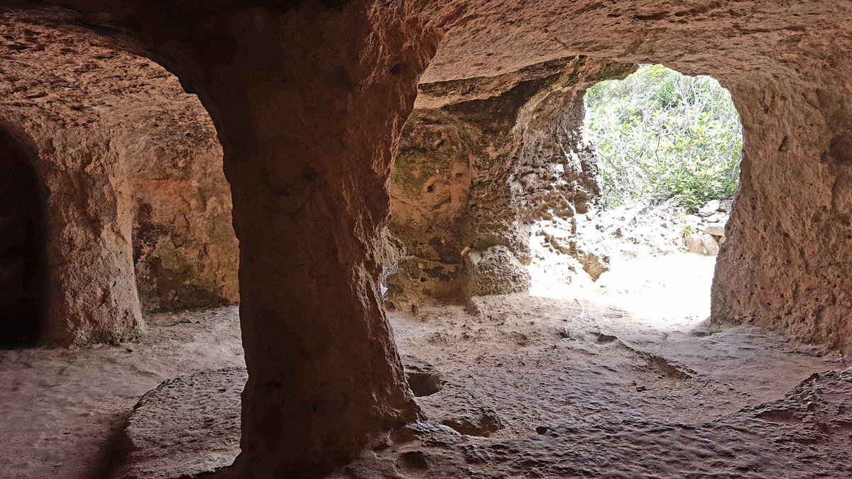Necròpolis Cala Morell #menorca #menorcaarqueologica #archaeology #prehistory #somtalaiòtics #prehistorictomb #tomb