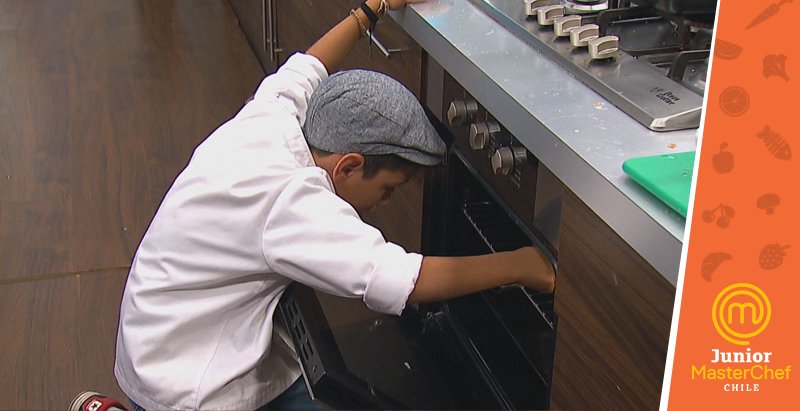 MasterChefChile's tweet photo. Simón se quemó en plena prueba de #SemifinalJrMC > https://t.co/EUF70unYIg #JuniorMasterChef https://t.co/l0Ae2XyBv1
