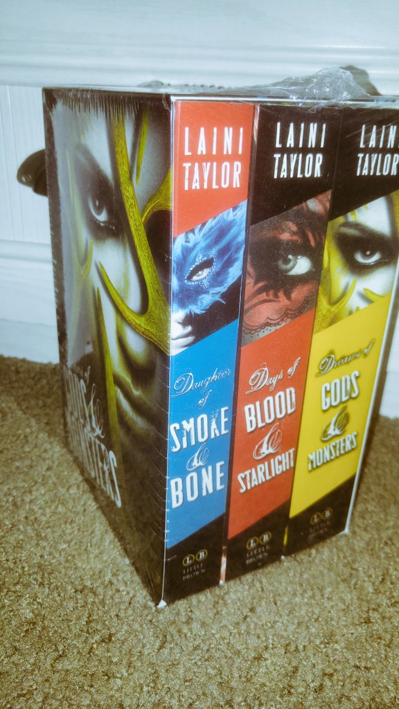 raneemkankan's tweet photo. So my best friend gave me this for our friend anniversary and I can't wait to start it!! @lainitaylor 💙🙈 #itsopretty https://t.co/52TWhi5fhu