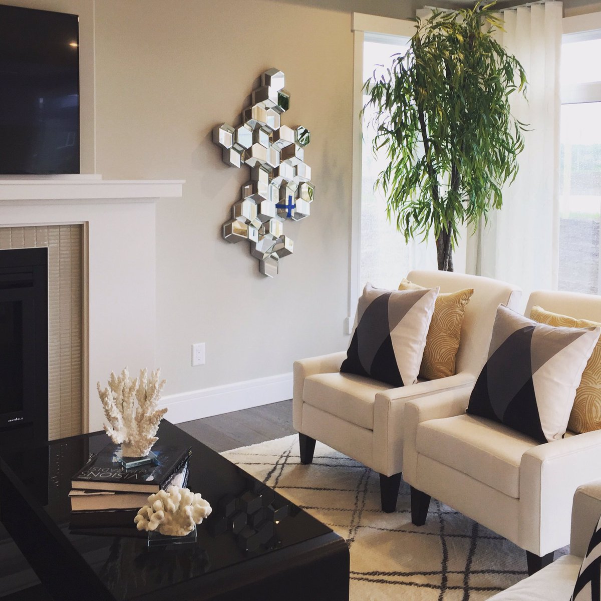 Feeling a little Hollywood glam today

#hollywoodglam #yegliving #yegdesign #blacktable #renwill #blackwhitedecor