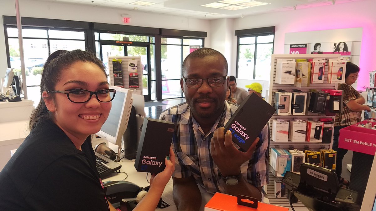 FrankRed06's tweet photo. @aknowles123 @rscott0319 @Angelica_R22 turning phone troubles into Samsung solutions today! https://t.co/oTUTXQ07uS