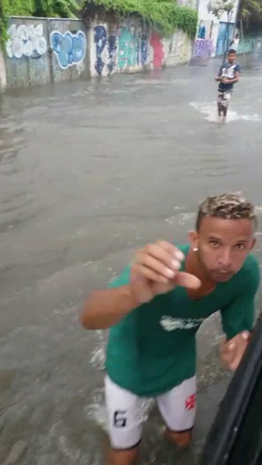 getvccnow's tweet photo. This guy trying to rob my cell phone in the middle of a fucking flood https://t.co/3j4Pdol1Yr https://t.co/RxwLToIYVD