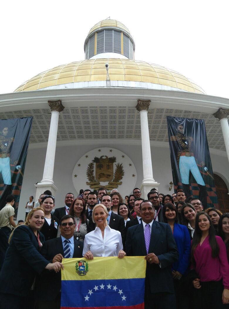 diana_dagostino's tweet photo. Hoy visitó la AN la Univ Fermín Toro,agradecidos por venir a conocer la casa d todos los venezolanos #SinExclusion🇻🇪 https://t.co/VfXZuiSgAq