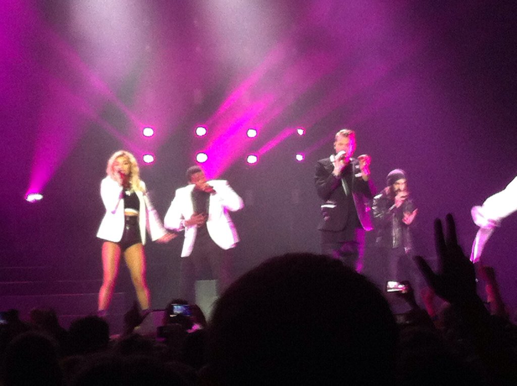 Adlfox's tweet photo. Great show ! You rocked in Paris guys! @PTXofficial so glad for Kristin!!! Paris loves you I guess ! https://t.co/lMyb2xIhPD