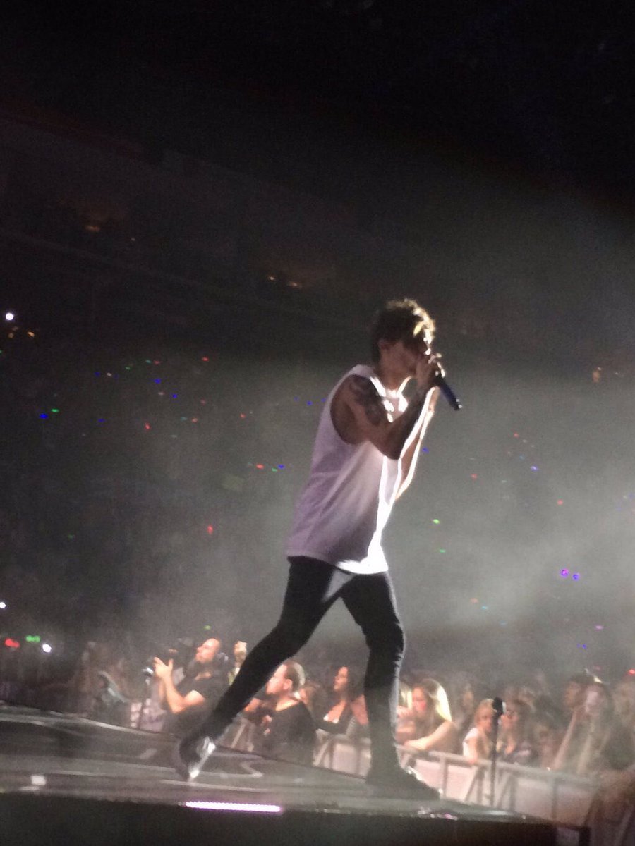 _naomisplace's tweet photo. it's been 7 months since the last time i saw my pretty angel singing live and i still cant believe it happened https://t.co/n0QE8RPq91