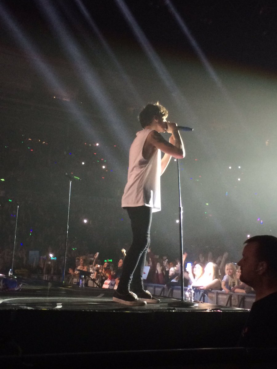 _naomisplace's tweet photo. it's been 7 months since the last time i saw my pretty angel singing live and i still cant believe it happened https://t.co/n0QE8RPq91