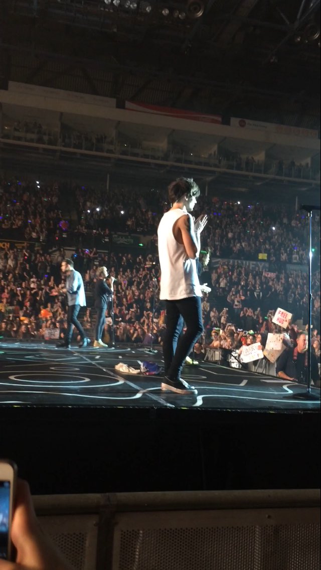 _naomisplace's tweet photo. it's been 7 months since the last time i saw my pretty angel singing live and i still cant believe it happened https://t.co/n0QE8RPq91