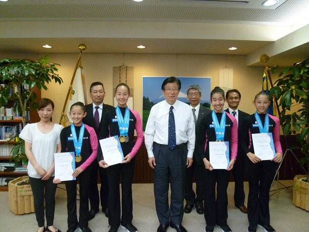 ট ইট র 静岡県体操協会 常葉学園中学校新体操チームがアジアジュニア新体操選手権大会の優勝を県知事に報告しました