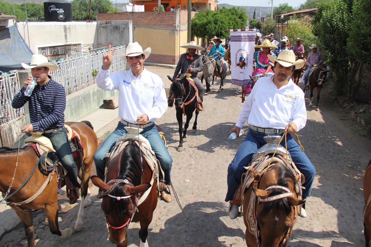 Rafael_FloresM's tweet photo. Con mis compañeros candidatos #MiguelTorres y #MartínMárquez recorriendo #Tayahua #Cabalgata 🐴#ElCambioEsConRafa https://t.co/xPN9YVCEH6