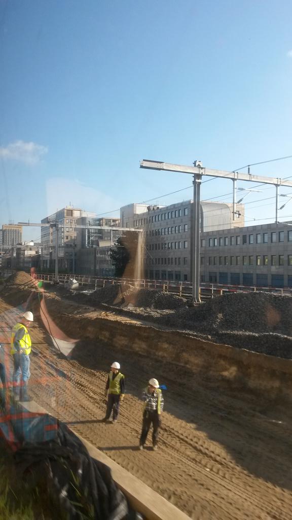 bartvankuik's tweet photo. De zon schijnt weer op #csutrecht #ns wissels eruit nog een paar spoorrails erin en klaar! @ProRail https://t.co/oEwVakdjxS