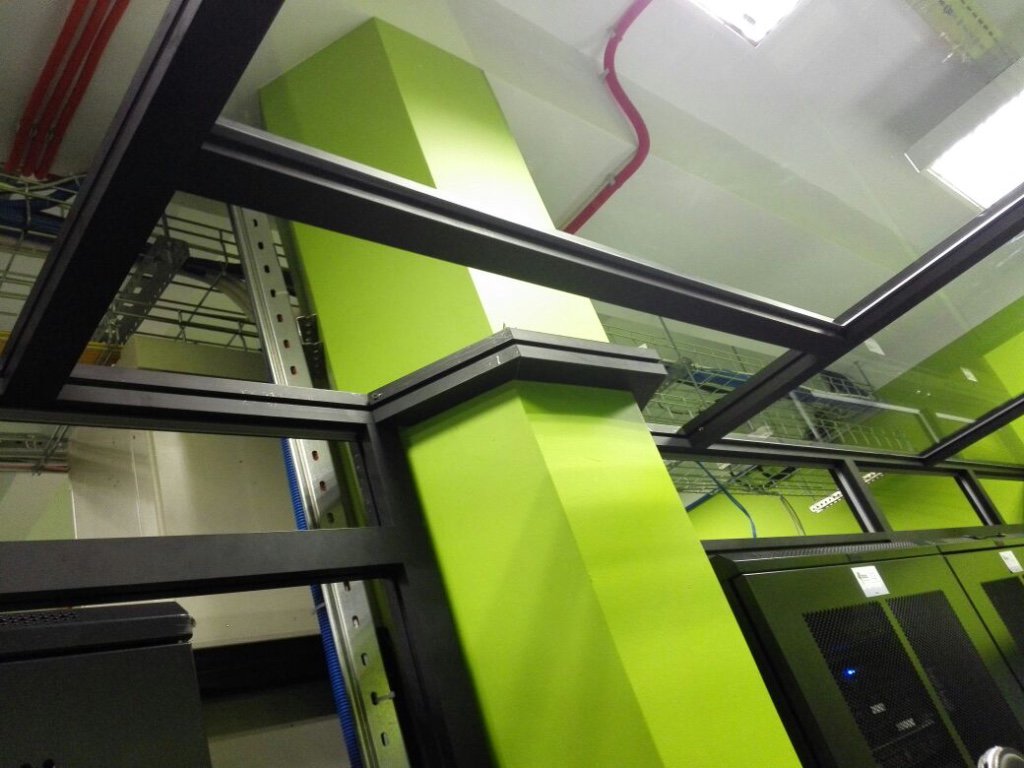 dc3data's tweet photo. Isolation of another cold corridor for improvement of cooling efficiency #containment https://t.co/1gSV2Y26Na