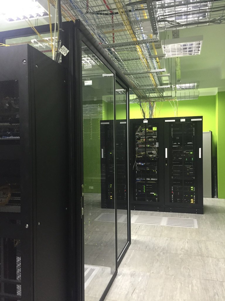 dc3data's tweet photo. Isolation of another cold corridor for improvement of cooling efficiency #containment https://t.co/1gSV2Y26Na