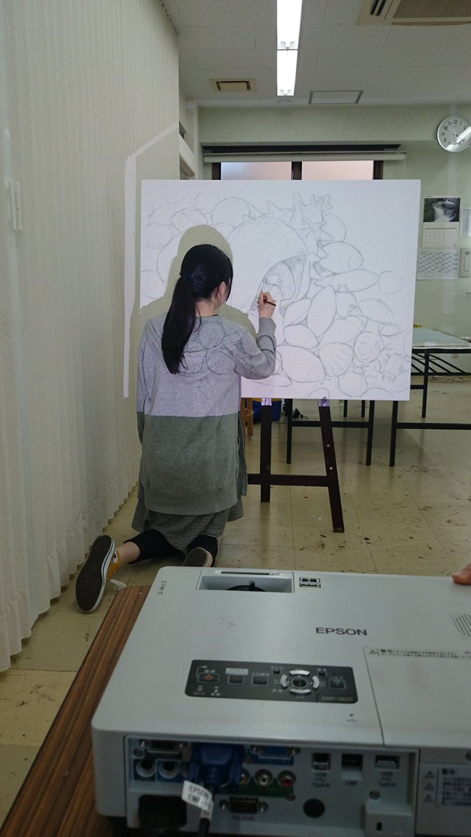 文化学院 En Twitter 美術コースの美術実技では50号の絵に取り組んでいます パソコンで描いた絵をプロジェクターでキャンバスに投影して下絵を描いています