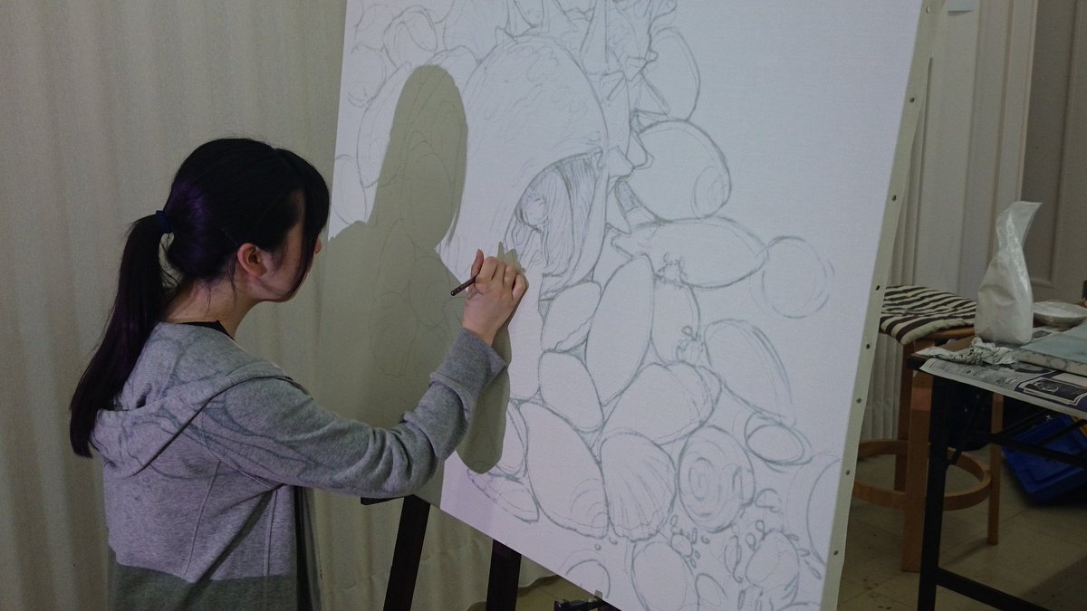 文化学院 美術コースの美術実技では50号の絵に取り組んでいます パソコンで描いた絵をプロジェクターでキャンバスに投影して下絵を描いています