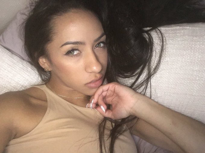 Currently 🍁 https://t.co/KJQRrM6RKw<a href="/tag/bigtittsatwork"class="tags"><span>#bigtittsatwork</span></a>