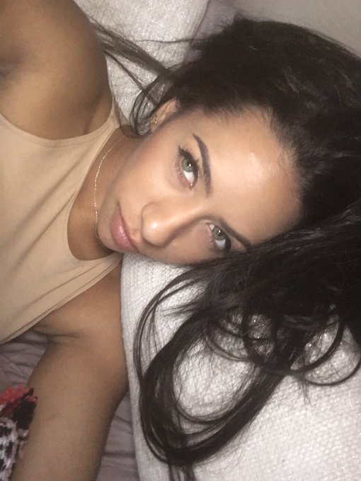 Currently 🍁 https://t.co/KJQRrM6RKw<a href="/tag/bigtittsatwork"class="tags"><span>#bigtittsatwork</span></a>