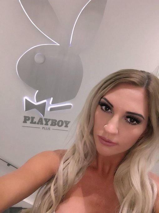 One more #selfie 📸 with the #playboy bunny!! 👯👯 @PlayboyPlus https://t.co/vAHkgLL9LF<a href="/tag/selfie"class="tags">#selfie</a><a href="/tag/playboy"class="tags">#playboy</a>