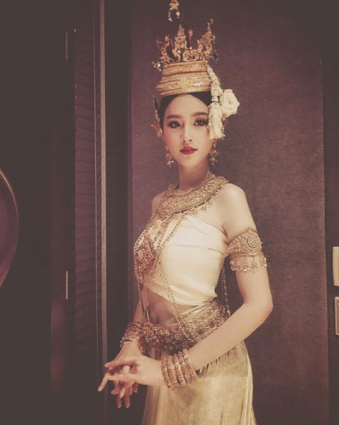 TNAMCOT's tweet photo. ตะลึงความสวย! ปอย ตรีชฎา โพสต์รูปสวมชุดไทยแบบจัดเต็ม บอกผ้าไทยบ้านเราสวยที่สุดแล้ว #สีดา #ขอ3คำ #สวยยอมใจ https://t.co/HwYM6GKTMB
