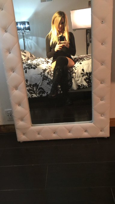 Taking selfies while the crew works their butts off. 🙈 @girlswaynetwork https://t.co/f14d17iQSF<a href="/tag/onmfc"class="tags"><span>#onmfc</span></a>