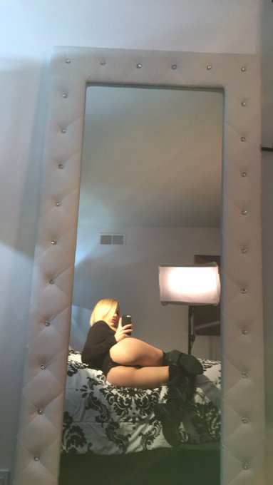 Taking selfies while the crew works their butts off. 🙈 @girlswaynetwork https://t.co/f14d17iQSF<a href="/tag/onmfc"class="tags"><span>#onmfc</span></a>