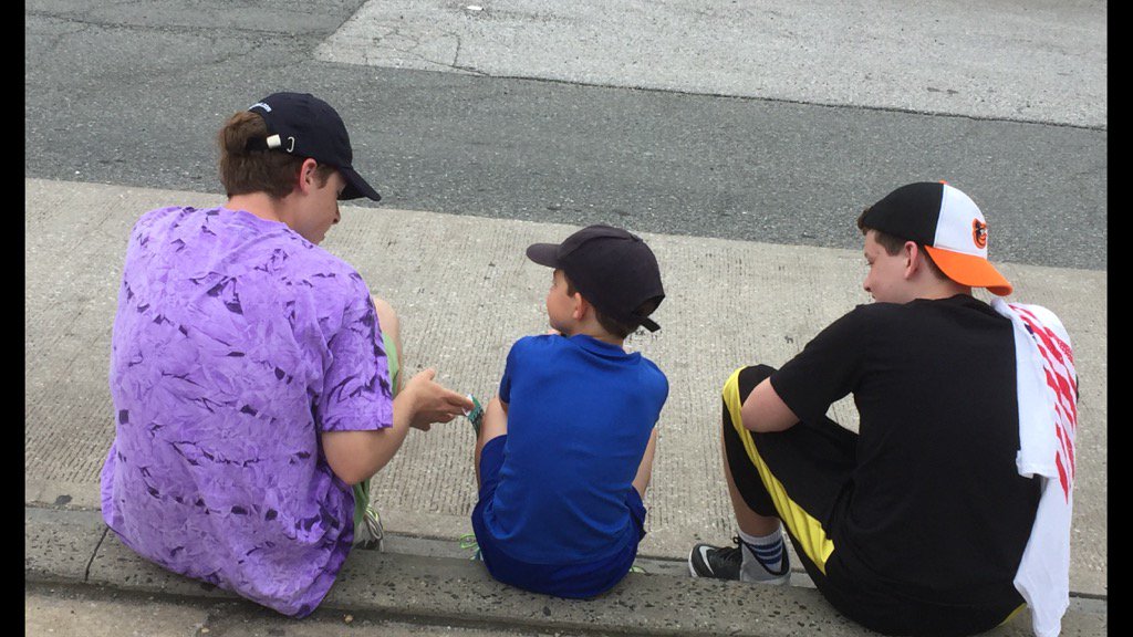ChipBeale's tweet photo. No phones, no video games-- just cousins sharing some laughs #Throwback #connectionsforalifetime https://t.co/S65bQD5Qi7