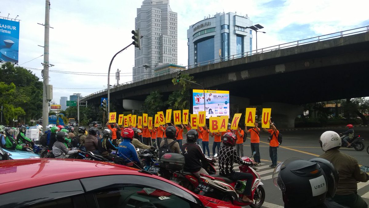 TributeToKretek's tweet photo. Aksi #TributeToKretek di berbagai kota seluruh Indonesia.. #TerimakasihTembakau https://t.co/nF5CCG8PVI