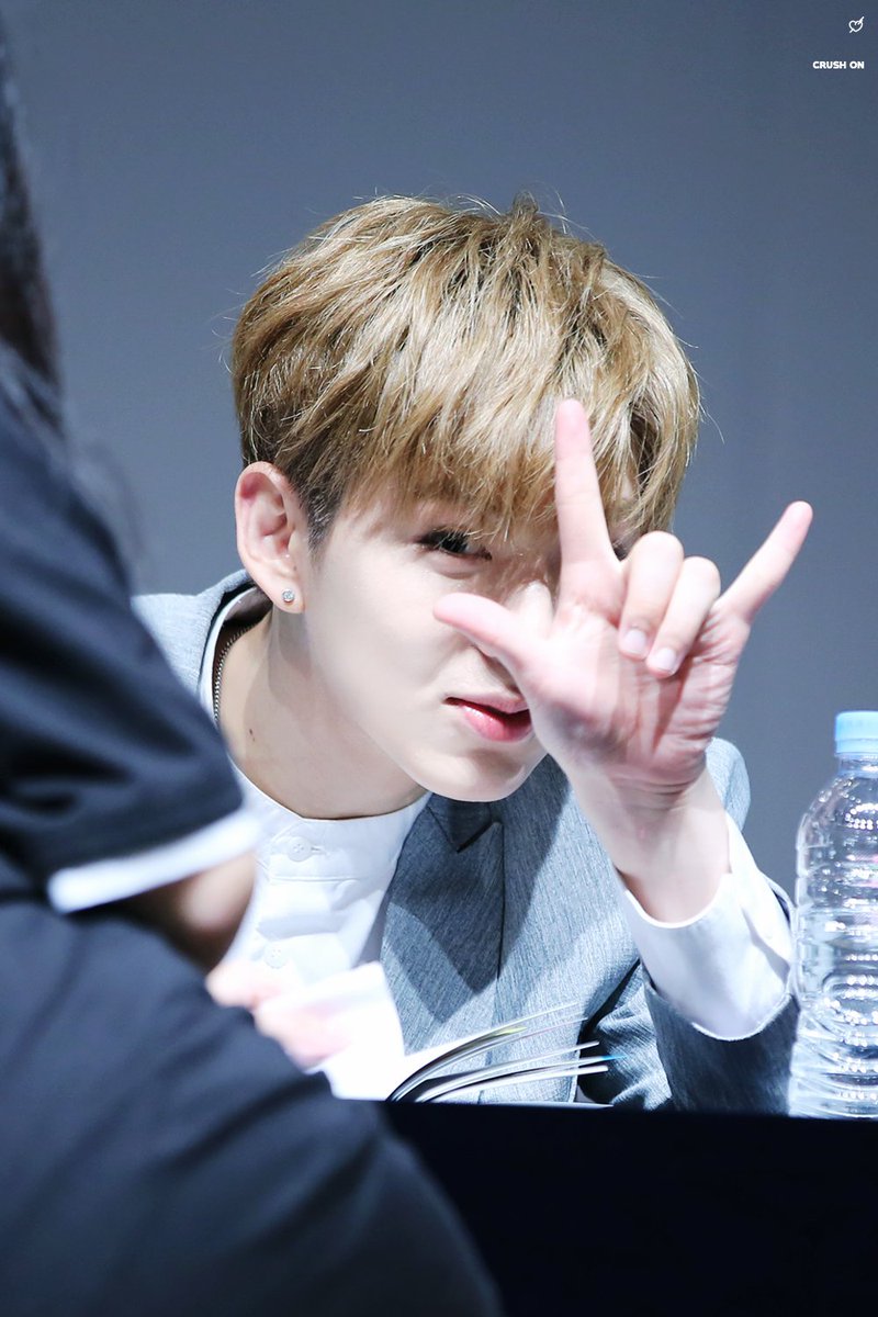 crushon_mx's tweet photo. 20160522 합정팬싸  #몬스타엑스 #기현 
#MONSTAX #KIHYUN  #걸어 https://t.co/F8MhGDVqEK