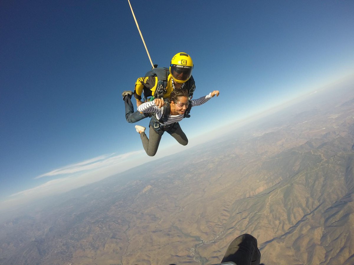 carmenvp1's tweet photo. Nothing quite like being 13,000 ft up in the air👌🏼 @skydivesandiego https://t.co/8KGyxzWIkC
