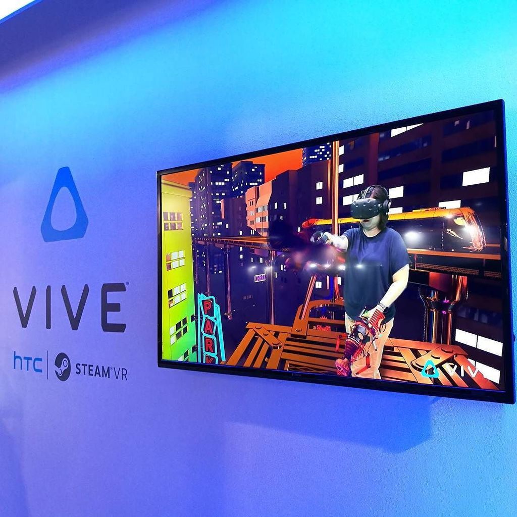 InfinitePlusT's tweet image. Here&apos;s @nicolenerd playing Jeeboman on the @htcvive in front of a green screen at #Computex2016. by engadget