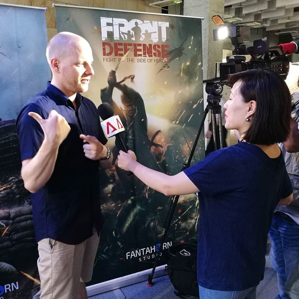 InfinitePlusT's tweet image. Looks like our very own @thtmtsmth will be on @channelnewsasia to talk about the latest @htcvive VR game, Front Def…