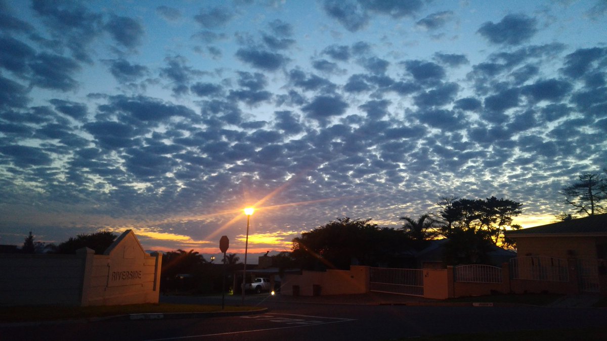 CrystalAndDean's tweet photo. Beautiful Tuesday morning sunrise!! Lets get this day started! 😄 @KustomFitStudio https://t.co/mkiCr3yd62