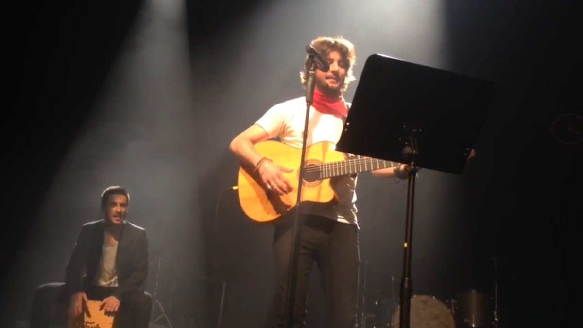 El vídeo del que todo el mundo habla. <a href="/ManuelCarrasco_/">Manuel Carrasco</a> le canta a #Pamplona por bulerías youtube.com/watch?v=Ie9zNn…