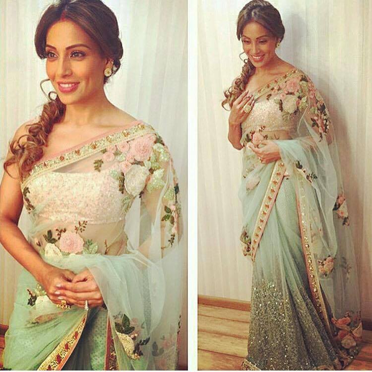 StyleCatchup's tweet photo. Beautiful @bipsluvurself wore this stunning #floral saree to the @KapilSharmaK9 show.
 #Bollywood #eastern #bengol https://t.co/Xp4C4ebS7o