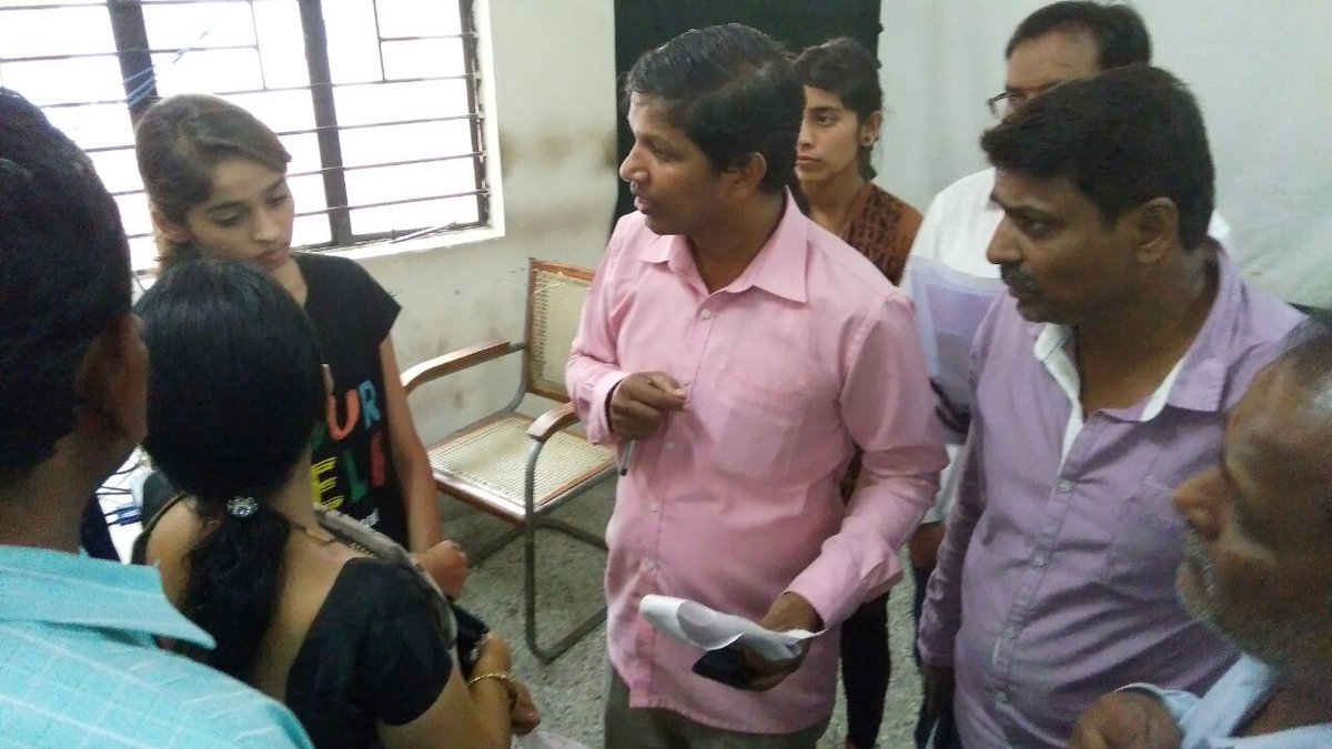 THBengaluru's tweet image. Anxious parents, students gather at #DPUE seeking scanned copies of #answerscripts. @TanuKul
bit.ly/1UeUEtx