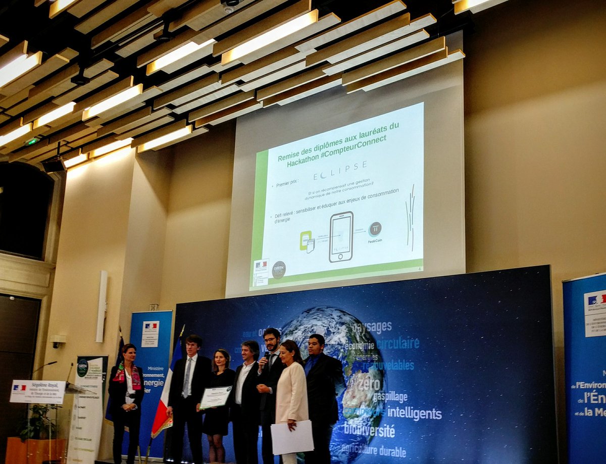 CoutantFabien's tweet photo. Remise du diplôme au 1er prix du Hackathon #compteurconnect #greentech par @RoyalSegolene #enedis https://t.co/lNx9gXzsNE