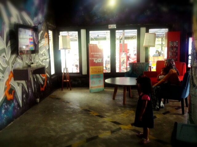 BeFunNColorful's tweet photo. Dengerin lagu sambil liat video klip nya di browsing area #loopstationbdg awas jgn baper yaa kalau lagunya melow https://t.co/1MT6e50b74