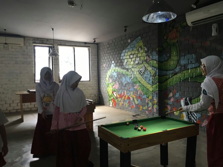 BeFunNColorful's tweet photo. Pulang sekolah asik bgt kalo lanjut main mini billiard di #LoopStationBdg nih! https://t.co/qWbzVNK7Zx