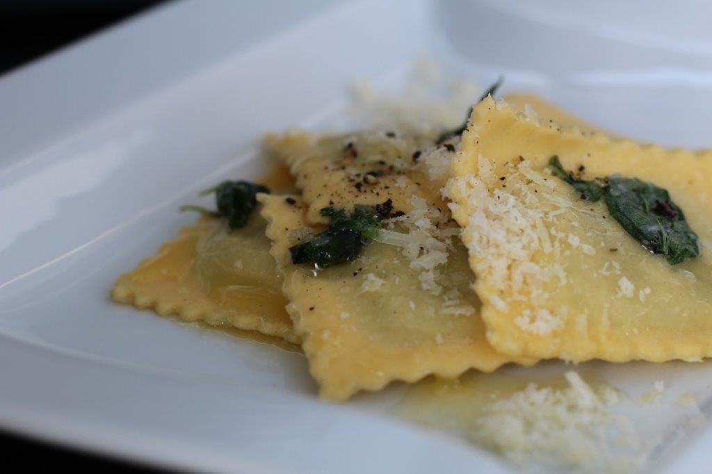 Es geht doch nichts über frische, hausgemachte #Pasta! #Ravioli #Rezept wie von der #Nonna: ow.ly/gYH93002TIb