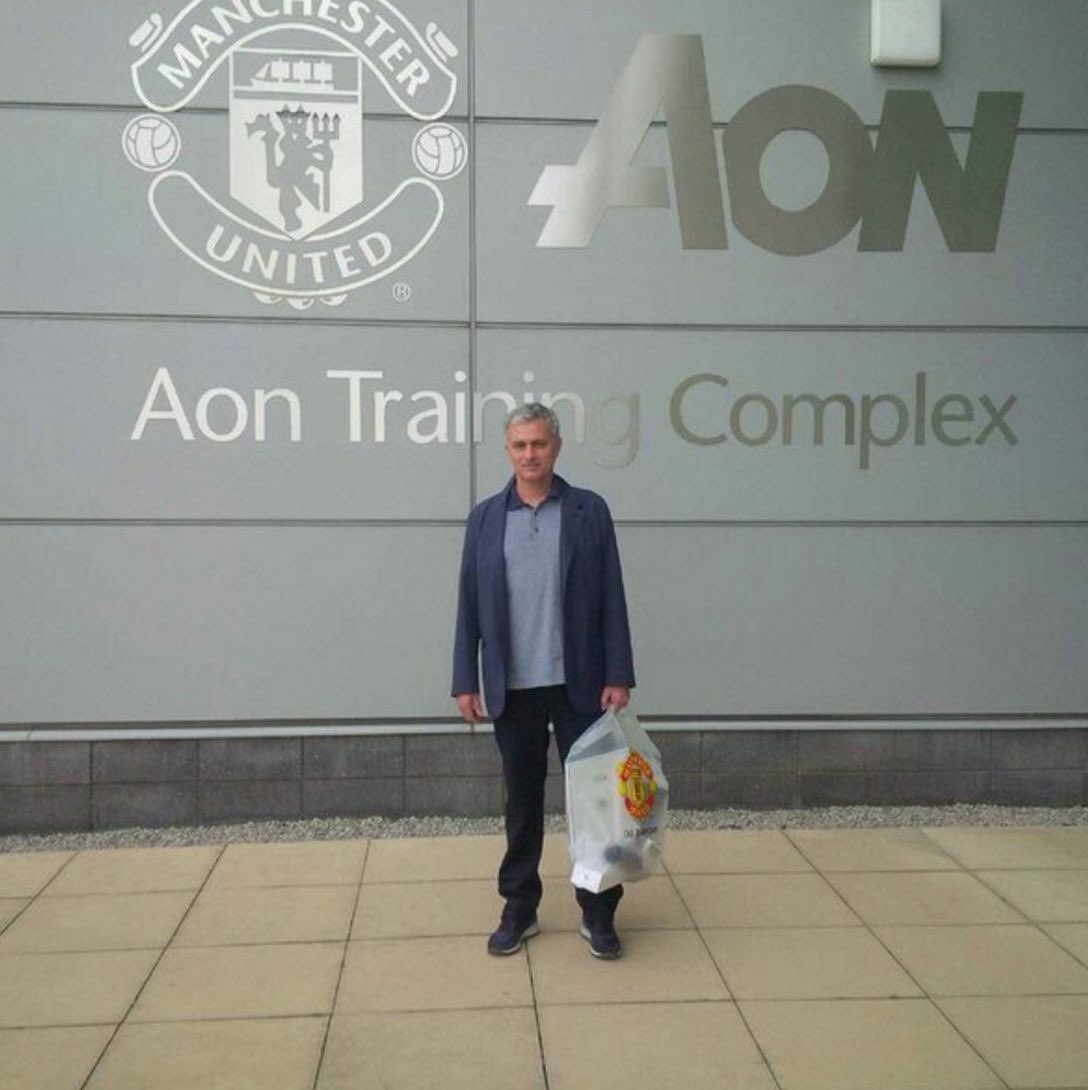 Nowfootball's tweet photo. When your mum drops you off at school on your first day. https://t.co/LjJl3fyNLU