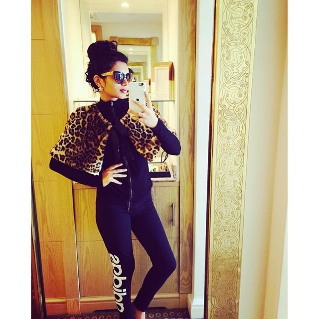 SukirtiNews's tweet photo. Can anyone look any more sexier?? #SukirtiKandpal in her fav black 😎 &amp; #LeopardPrinted dress 😍 #DesiExplorersJordan https://t.co/9AbBXxX4eV