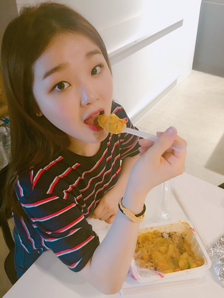 WM_OHMYGIRL's tweet photo. 오늘은 카레먹는 날~바람부는 날에는 카레가 최고죠~ㅎㅎ #WINDYDAY #카레데이 https://t.co/uAiO9cvAbk