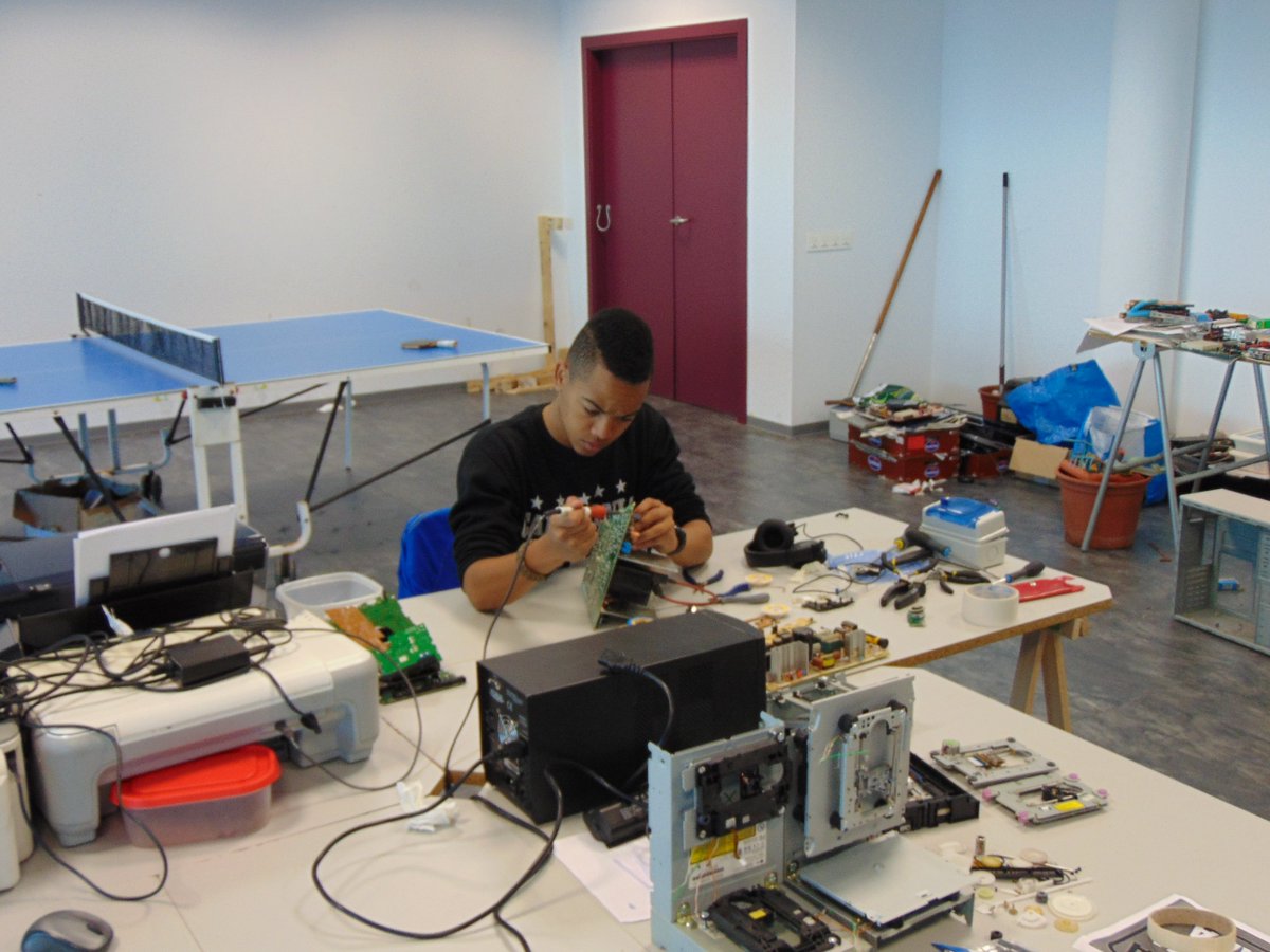 ConectaLab's tweet photo. Becario soldando placa base en taller de @ConectaLab https://t.co/7tAFurwJ2u