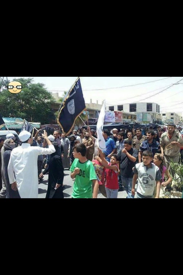 E9cofMV71qCvITA's tweet photo. #الفلوجه_توحدنا شاهدوالمظاهرات في الاردن السلفيه وين الفيفا عن هذه المنظر البشع في الملعب النجم مؤيدين لداعش https://t.co/PXiLOIN6e9