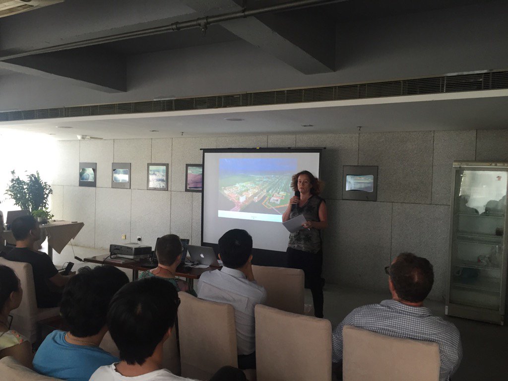 Maaike Behm of <a href="/STUDIONINEDOTS/">Studioninedots</a> presents 'Hackable Cityplot' in SZ. thehackablecity.nl <a href="/themobilecity/">The Mobile City</a>
