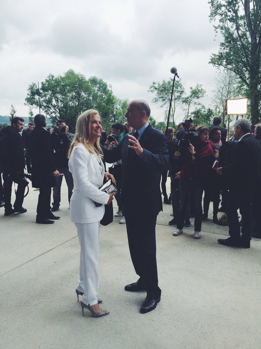 <a href="/alainjuppe/">Alain Juppé</a> présente #laciteduvin à Mme l'Ambassadeur des USA Jane Hartley #LaCiteduVin1st