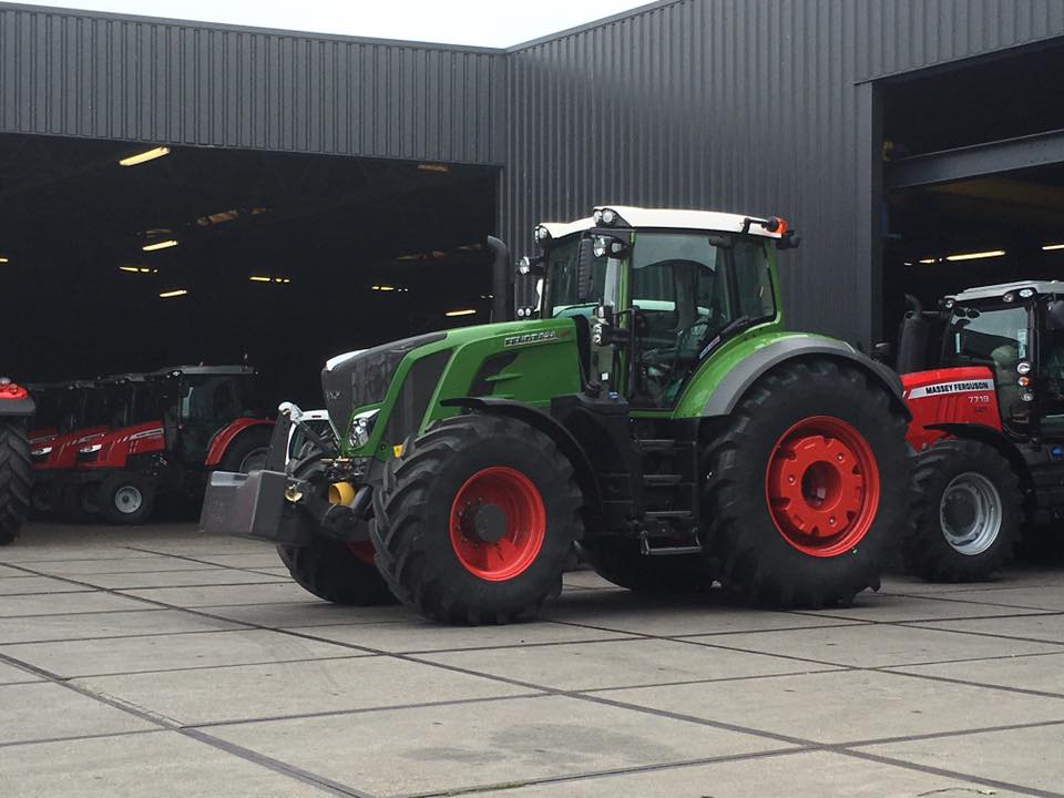 De eerste twee #Fendt ''nature green'' tractoren zijn binnen. Prachtkleurtje, al zeggen we het zelf! 

#Fendt